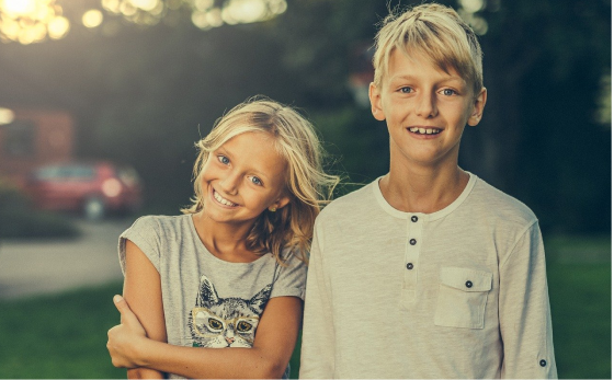 jeunes enfants blond souriant