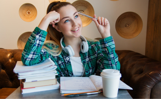 adolescente étudiant en souriant